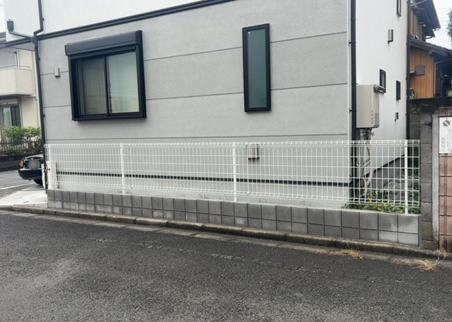 【外観】 | 庭があることでガーデニングや家庭菜園はもちろん、こどもの遊び場やペットを放して遊ぶことができます。また、家の周囲に余裕があるということです。隣地との間があれば、十分な日当たりと、風通しが確保できます。
