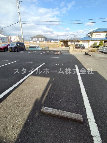 グラディオ諏訪の駐車場