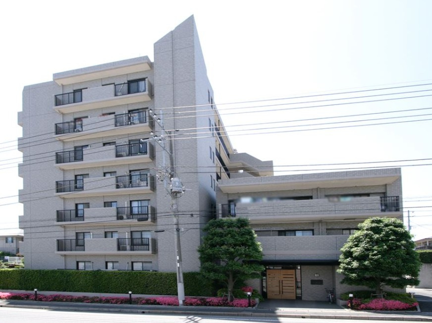 アーベントハイム松戸常盤平の外観|◎外壁タイル張りの緑の植栽が映えるお洒落なマンション☆購入後も安心のアフターサービス保証付きです♪