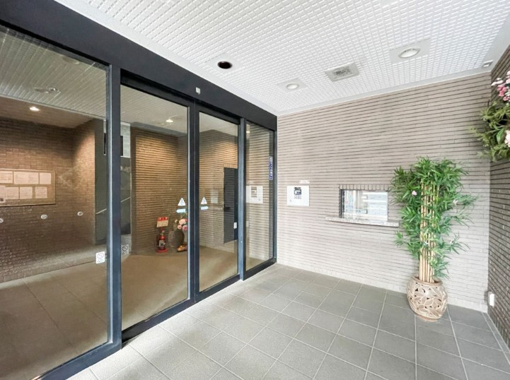 アーベントハイム松戸常盤平のエントランス|オートロックや防犯カメラで安心感も◎。マンションのエントランスが、家族の安全をしっかり守ってくれます