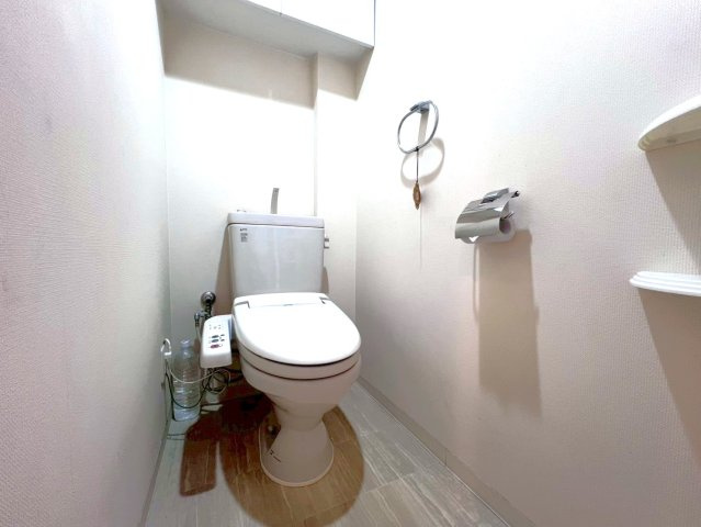 ヴォックスシティ　3階のトイレ|ちょっとした物置棚があるのが嬉しいポイント。