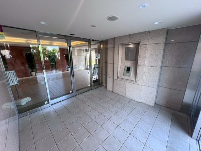 ヴォックスシティ　3階のエントランス|オートロックシステム、TVモニタ付インターホン、防犯カメラ完備。