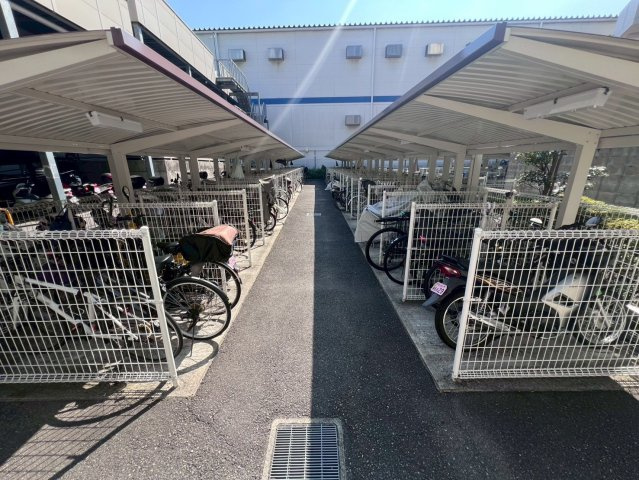 ヴォックスシティ　3階の駐輪場|マンション敷地内の自転車置場です。