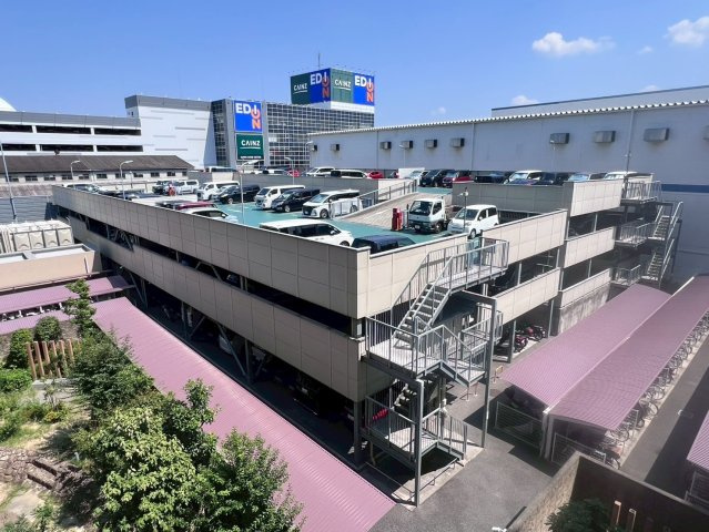 ヴォックスシティ　3階の駐車場|マンション敷地内の自走式平面駐車場です。