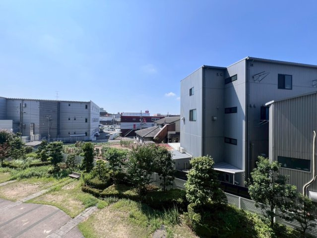 ヴォックスシティ　3階の展望|バルコニーからの眺望です。マンション敷地内の豊かな緑が眺められます。