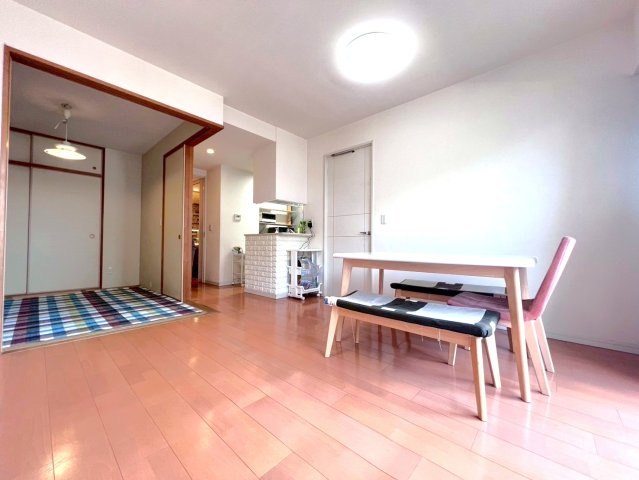 ヴォックスシティ　3階の居間・リビング|和室の襖を開けると、LDKと和室が一体化して奥行きが感じられる空間に。