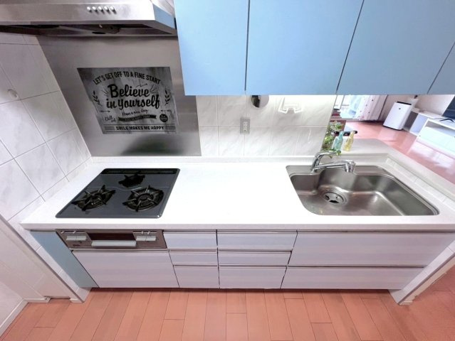 ヴォックスシティ　3階のキッチン|リビングとつながるのに生活感は隠せる、部分カウンターの快適なキッチンです。