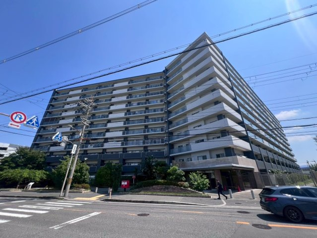 ヴォックスシティ　3階の外観|都会的なモノトーンのタイル貼りの外観が特徴の大規模マンションです。