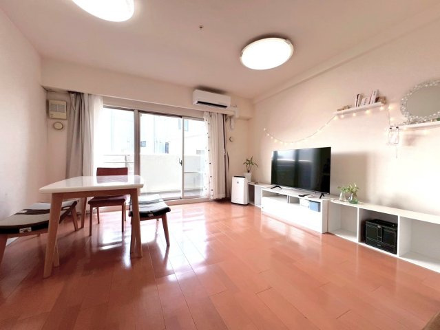 ヴォックスシティ　3階の居間・リビング|約13.9帖のLDKは、南面の大窓から光が差し込む明るい空間です。