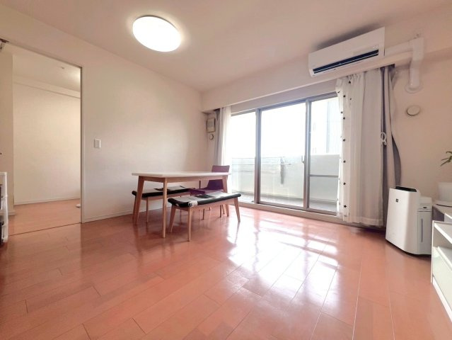 ヴォックスシティ　3階の居間・リビング|約13.9帖のLDKは、南面の大窓から光が差し込む明るい空間です。