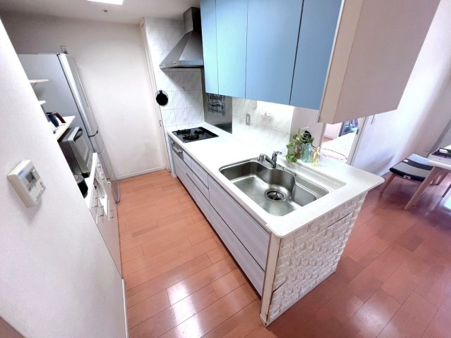 ヴォックスシティ　3階のキッチン|リビングとつながるのに生活感は隠せる、部分カウンターの快適なキッチンです。