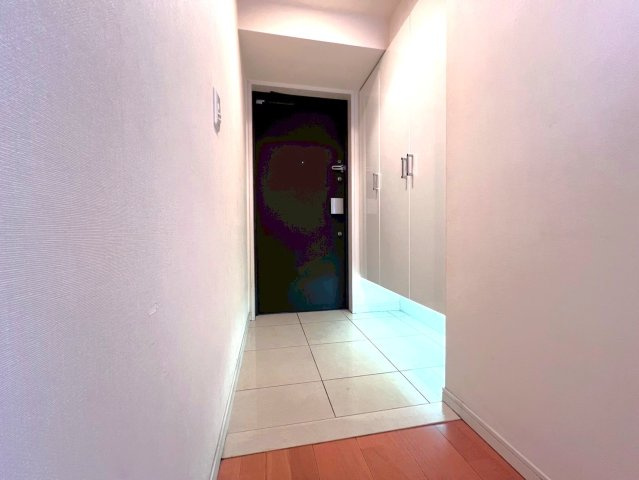 ヴォックスシティ　3階の玄関|足元の間接照明が印象的な玄関。段差がなく、バリアフリー仕様となっております。