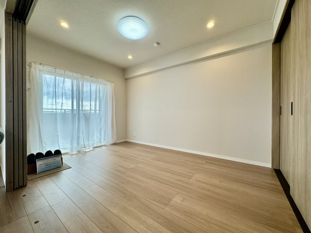 ジェイハイム豊田本郷の洋室|西南6.1帖洋室です。簡易的な間仕切りがあるので分けることも出来ます♪