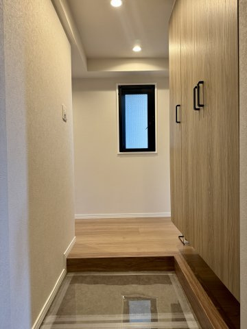 ジェイハイム豊田本郷の玄関|玄関からリビングにつながる廊下になります。