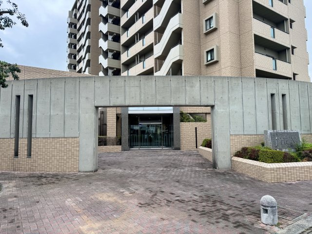 ジェイハイム豊田本郷の駐車場|オブジェのようなエントランスが迫力がありますね！