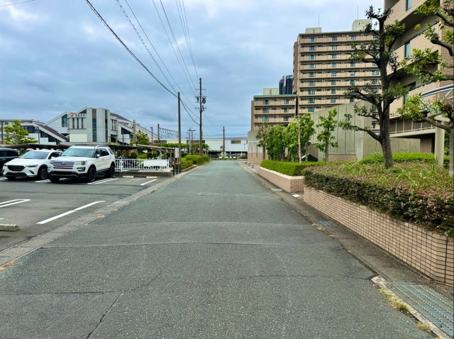 ジェイハイム豊田本郷の周辺|西側前面道路を南側から北向きに撮影しました。
