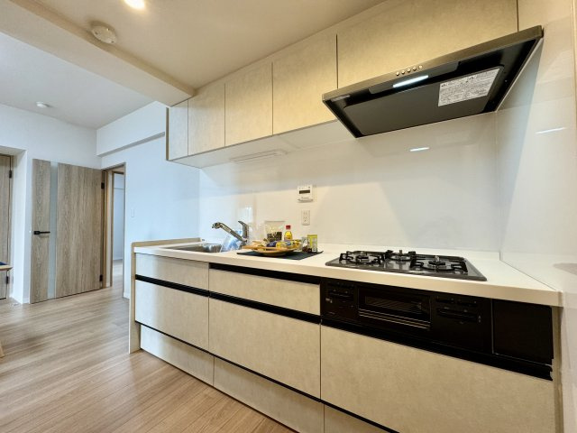 ジェイハイム豊田本郷のキッチン|キッチンは白と黒のモダンな配色となっております♪