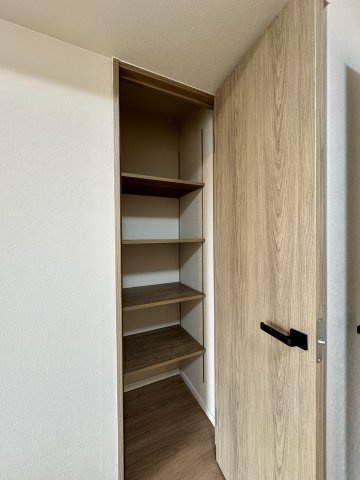ジェイハイム豊田本郷の収納|パントリーとしてお使いいただけるちょっとした収納があります。