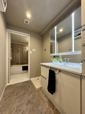 ジェイハイム豊田本郷の脱衣所|大きな三面鏡で朝の支度時間に重なっても影響はなさそうです！