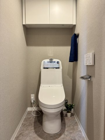 ジェイハイム豊田本郷のトイレ|トイレはナチュラルな色使いで、落ち着く空間になっています。収納棚もあるので、シンプルに彩ることができます。