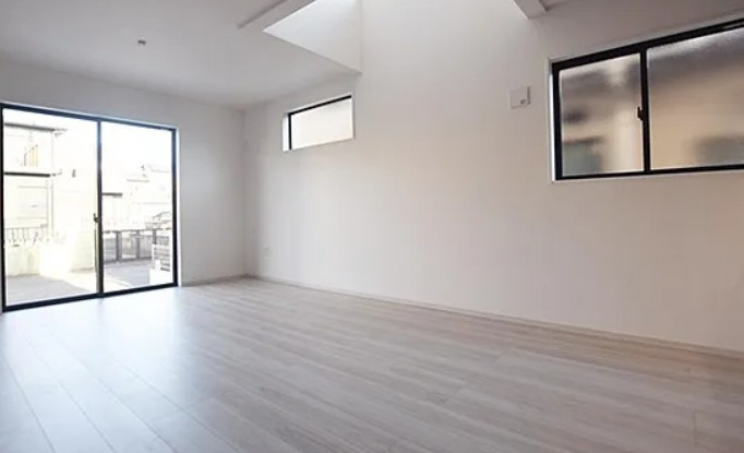 【新築】鶴ヶ島市南町１期 ２号棟の居間・リビング|17帖の明るいLDKです！