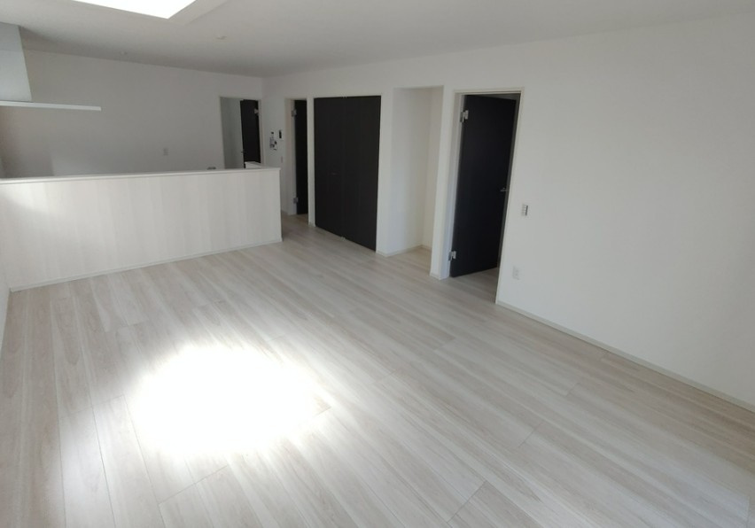 【新築】鶴ヶ島市南町１期 ２号棟の居間・リビング|17帖の明るいLDKです！