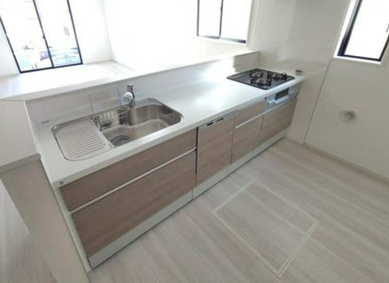 【新築】鶴ヶ島市南町１期 ２号棟のキッチン|対面式のシステムキッチンでお料理をしながらリビングを見渡せます！