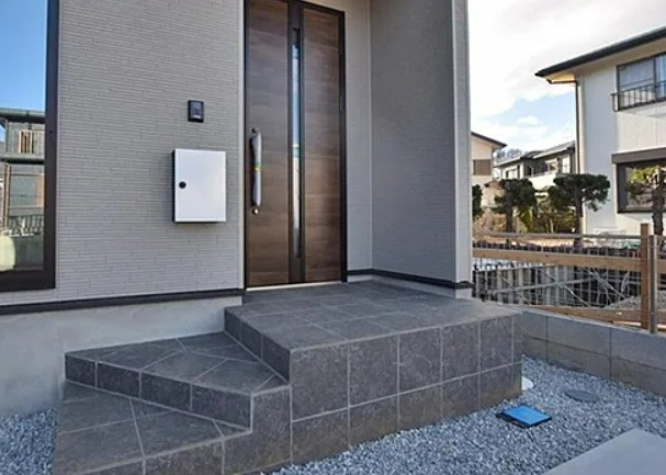 【新築】鶴ヶ島市南町１期 ２号棟の玄関|綺麗な玄関アプローチです！