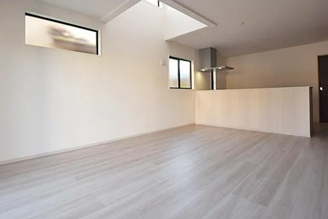 【新築】鶴ヶ島市南町１期 ２号棟の居間・リビング|17帖の明るいLDKです！