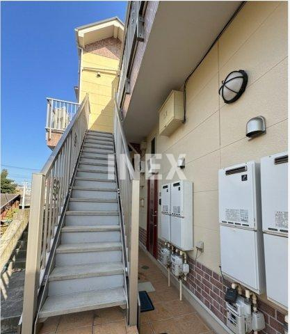 横浜市神奈川区松見町２丁目のアパートのエントランス