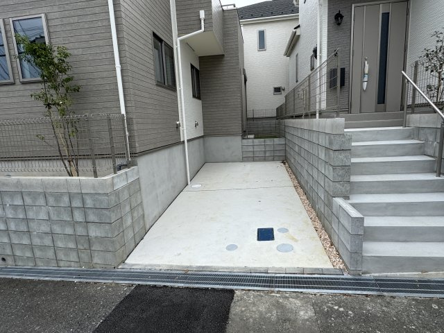 松戸市小金原５丁目新築戸建【貝の花小学校：8分】の駐車場|A号棟駐車スペース・2台駐車可（もう１台分あり）
