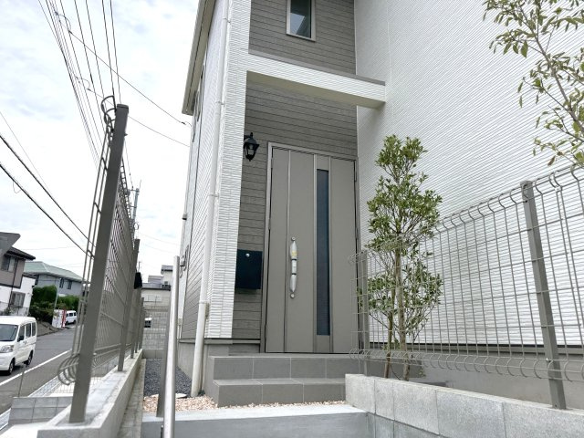 松戸市小金原５丁目新築戸建【貝の花小学校：8分】のエントランス|エントランス・玄関ポーチ