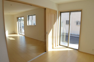 【洋室】 | さいたま市西区佐知川　新築（全２棟） | リビング横の居室はLDKと一体した広々としたスペースでお過ごし頂くも良し、書斎や客間としてもお使いいただけます。小さなお子様のいるご家庭では玩具をおいてキッズスペースに！家族の笑顔が溢れます。