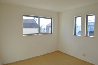 【洋室】 | さいたま市西区佐知川　新築（全２棟） | 一人ひとり違う「快適な条件」を実現するため内装はシンプルに統一しています。飾り過ぎず拘り過ぎないデザインです。