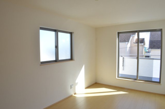 【洋室】 | さいたま市西区佐知川　新築（全２棟） | 心地よい陽が差し込む主寝室です。淡い茶系のフロアが落ち着きと安心感を与えてくれます。