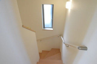 【内装】 | さいたま市西区佐知川　新築（全２棟） | 階段スペースは採光も入る明るい雰囲気です。手摺りもついて安心です。