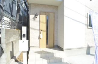 【玄関】 | さいたま市西区佐知川　新築（全２棟） | 我が家の顔「玄関」。清潔感ある玄関が大切なお客様やご家族を迎えてくれます。