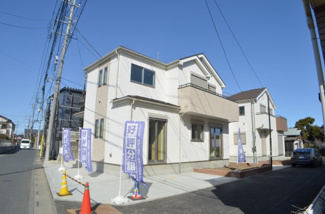 【前面道路含む現地写真】 | さいたま市西区佐知川　新築（全２棟） | カースペース２台！ゆったりした敷地と南西角地、温かな陽光とさわやかな風が心地よい我が家です(^^)/