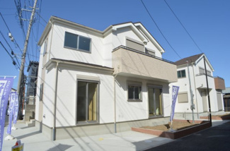 【外観】 | さいたま市西区佐知川　新築（全２棟） | 陽当り良好な南西角地、車の出し入れも楽２台駐車可能！