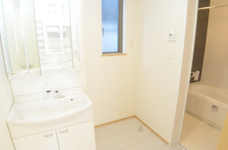 【独立洗面台】 | さいたま市西区佐知川　新築（全２棟） | 洗面台は大きさ充分！歯磨きやブラッシングなど慌ただしい朝の身だしなみチェックもOKです。