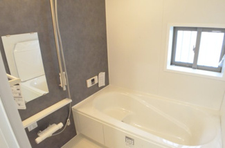 【浴室】 | さいたま市西区佐知川　新築（全２棟） | 一日の疲れを癒してくれるバスルーム♪足を延ばしてゆったりとお寛ぎください！