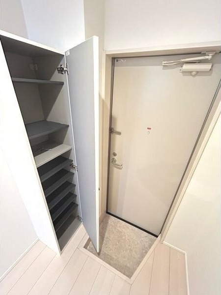 Flourish clubの玄関|明るい玄関です