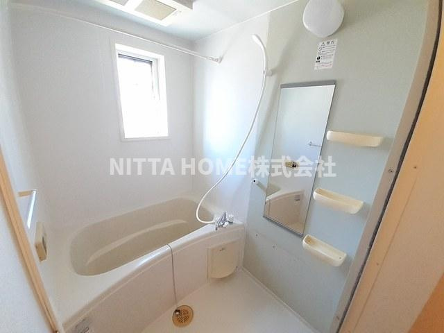 フラットワンＡの浴室|追い焚きや浴室乾燥などがついている小窓付きのバスルーム(#^^#)