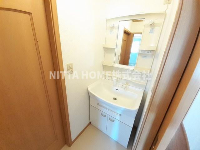 フラットワンＡの洗面所|独立洗髪洗面台がついているので身支度に便利ですね◇