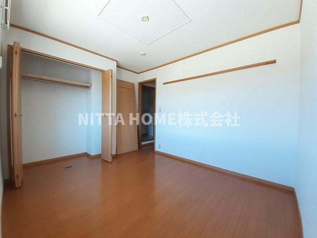 フラットワンＡの居間・リビング|６帖の洋室が２部屋あります◇