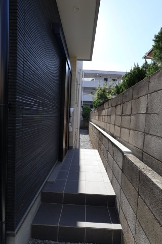 【玄関】 | 南区大谷場２丁目3-7(2号棟)新築一戸建てライフバディ サンセリテ | 撮影日 2025年10月23日 13:20 晴れ