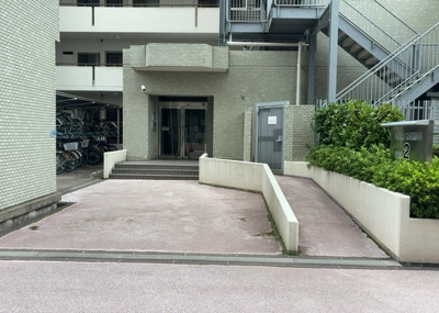 【エントランス】 | サンヴェール橋本ツインタワー　ステージ２ | マンションのエントランスには、もともと風よけや防犯の役割がありますが、マンションによって宅配ボックスなどの設備が備わっている所もあります。日々の生活をイメージしながら生活しやすさをチェックしましょう。