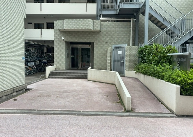 【エントランス】 | サンヴェール橋本ツインタワー　ステージ２ | マンションのエントランスには、もともと風よけや防犯の役割がありますが、マンションによって宅配ボックスなどの設備が備わっている所もあります。日々の生活をイメージしながら生活しやすさをチェックしましょう。