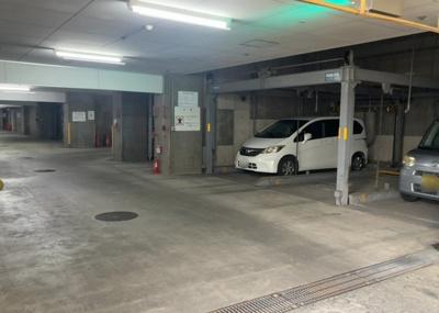 【駐車場】 | サンヴェール橋本ツインタワー　ステージ２ | 駐車場と明記されていても、最小スペースでつくられた駐車場だと大型車は駐車できなかったり、出入りしにくくなったりする可能性があります。お車のサイズと購入したい物件の駐車場のサイズを現地で確認しましょう。