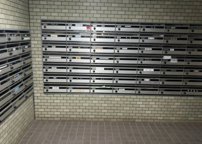 【設備】 | サンヴェール橋本ツインタワー　ステージ２ | エントランス付近に設置されている集合ポストは、住んでいる部屋と離れているため、ポストをあさるなど誰かに何かされていても被害に気づきにくいです。入居する時には他人に特定されにくい番号で鍵をかけましょう！